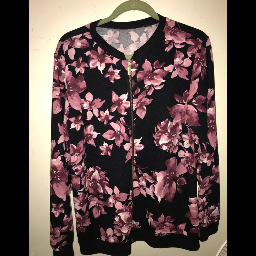 Black & pink floral zip up jacket 💗